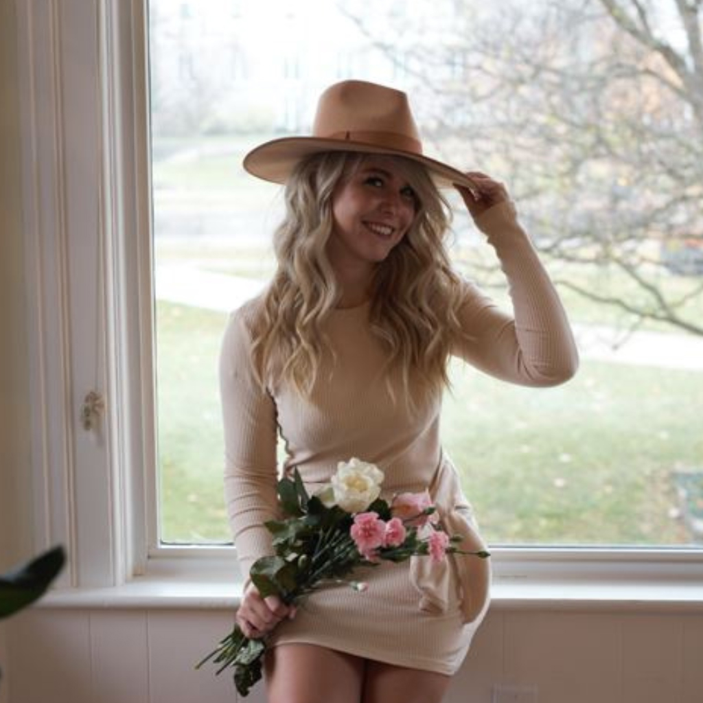 Natalie Thibodeau is an Ayurvedic Aesthetician, yoga teacher, and holistic lifestyle and mindset coach with a passion for nurturing well-being through customized treatments and natural ingredients.